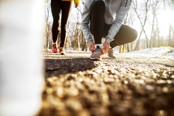 Foto Recortada Joven Deportista Activo Atando Cordones Zapatos Camino Invierno — Foto de Stock