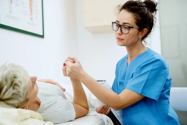 Professionell Sjuksköterska Hålla Hand Med Kvinnlig Patient Ligger Sängen — Stockfoto