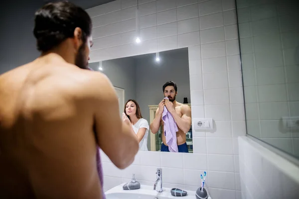 Liefde paar in badkamer — Stockfoto