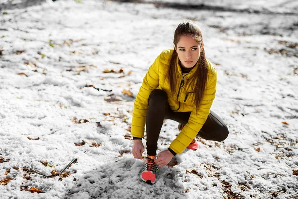 Junge Aktive Sportlerin Bindet Schnürsenkel Auf Verschneiter Winterstraße — Stockfoto