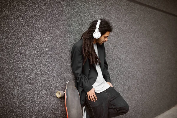 Dreadlocks ile genç kaykaycı — Stok fotoğraf