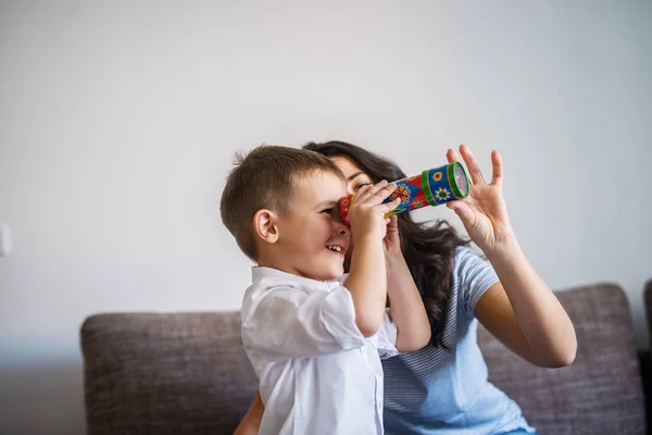 Speelse Voorzichtig Moeder Plezier Met Schattige Peuter Zoon Telescoop Speelgoed — Stockfoto