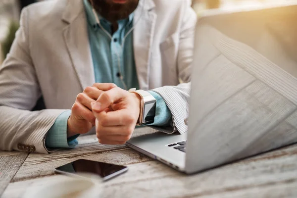 Atractivo hombre de negocios barbudo —  Fotos de Stock