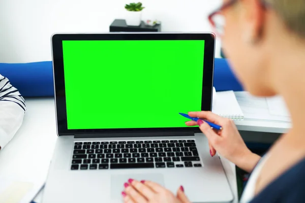 Mulher Com Lápis Mostrando Tela Editável Verde Branco Laptop Escritório — Fotografia de Stock