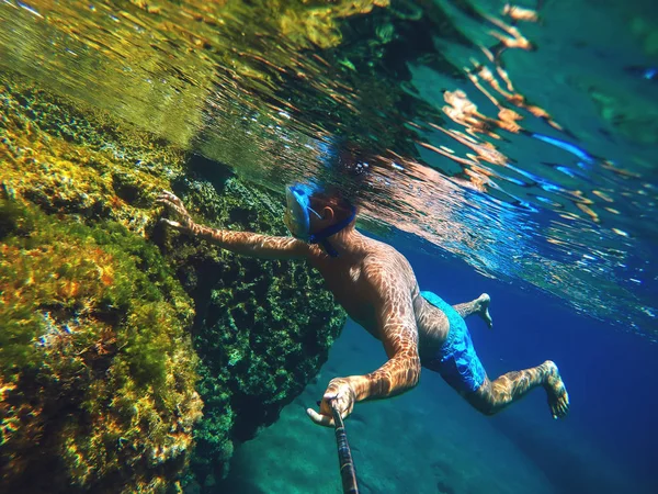 Man taking selfie underwater — Stock Photo, Image