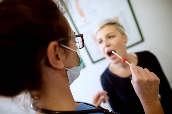 Femme Médecin Tenant Coton Buccal Écouvillon Tube Essai Prêt Recueillir — Photo