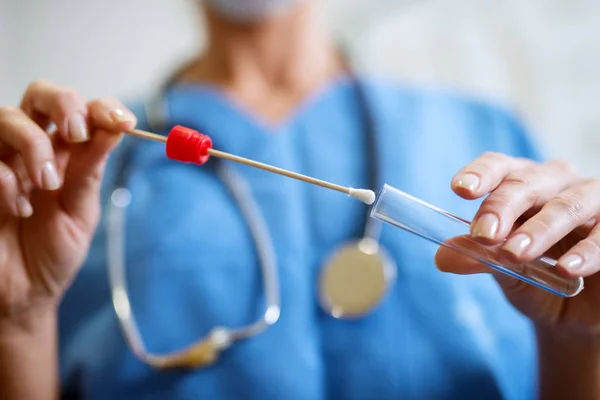 Close Especialista Médico Fêmea Segurando Cotonete Bucal Tubo Ensaio Pronto — Fotografia de Stock