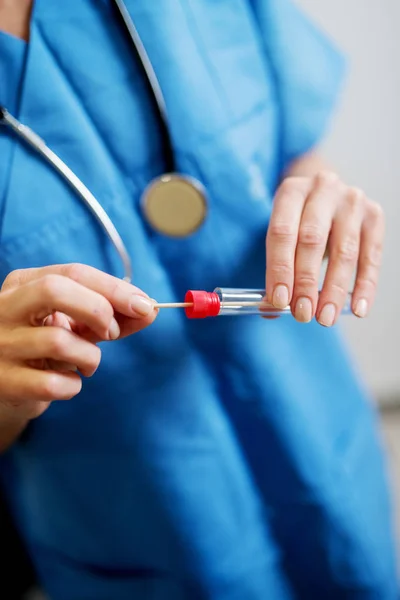 Close Especialista Médico Fêmea Segurando Cotonete Bucal Tubo Ensaio Pronto — Fotografia de Stock