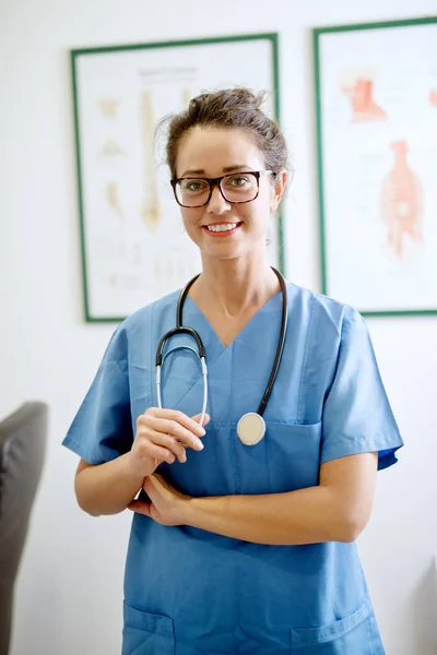Visão Close Enfermeira Profissional Feliz Com Estetoscópio — Fotografia de Stock