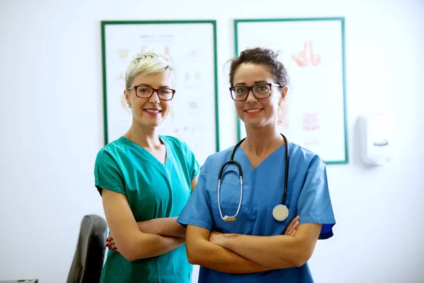 Retrato Duas Enfermeiras Felizes Profissionais Com Óculos Hospital — Fotografia de Stock