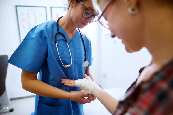 Professionelle Krankenschwester Krankenhaus Bandagiert Hand Mit Medizinischem Verband Für Patientin — Stockfoto