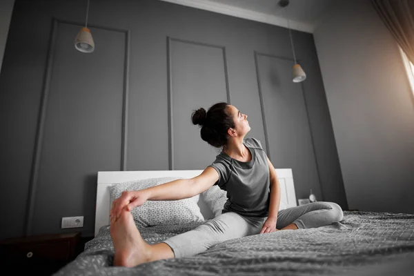 Atraente Mulher Esportiva Fazendo Pose Ioga Sentado Cama — Fotografia de Stock