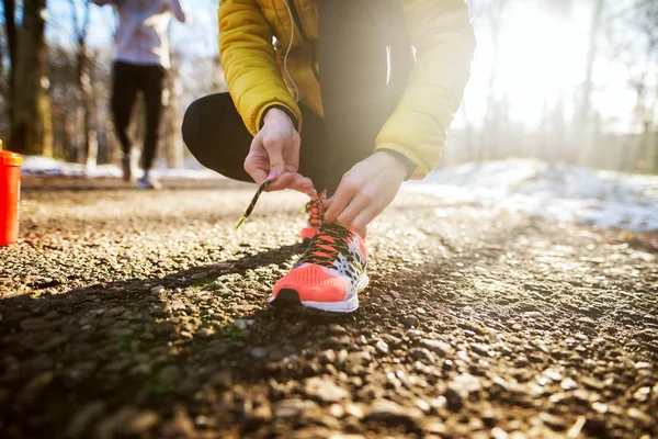 Joven Mujer Deportiva Activa Atando Cordones Zapatos Carretera Nevada Invierno — Foto de Stock