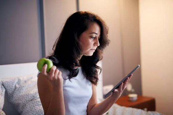 Beautiful Woman Sitting Bed Tablet Eating Apple — Stock Photo, Image
