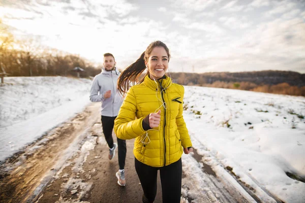 Gelukkig Lachend Sportieve Jonge Paar Joggen Winter Sportkleding Outdoor Training — Stockfoto