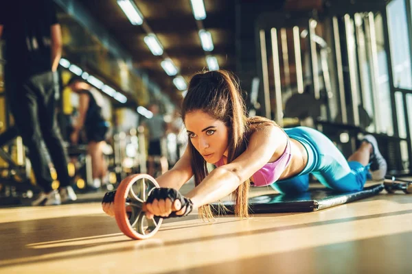Aktive Sportlerin Turnt Mit Bauchmuskelrolle Auf Matte Fitnessstudio — Stockfoto