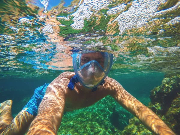 若い男水中水泳や Selfiestick で撮影 Selfie — ストック写真