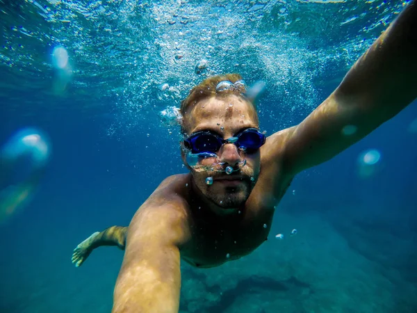 Mladý Muž Plavání Pod Vodou Pořizování Selfie Selfiestick — Stock fotografie