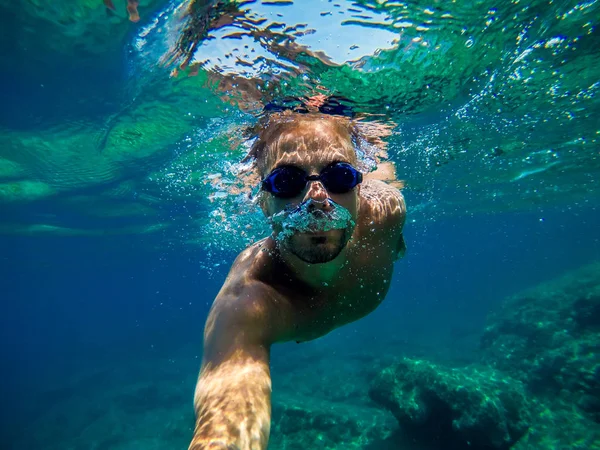 Jovem Nadando Debaixo Água Tomando Selfie Com Selfiestick — Fotografia de Stock