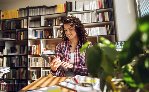 Szczęśliwy Młody Student Kobiece Przy Użyciu Komputera Typu Tablet Bibliotece — Zdjęcie stockowe