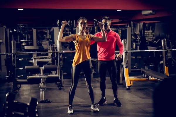 Schöne Sportliche Frau Die Fitnessstudio Mit Kurzhanteln Trainiert Muskulöser Personal — Stockfoto