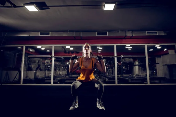 Vackra Sportig Ung Kvinna Tränar Med Skivstång Gymmet — Stockfoto