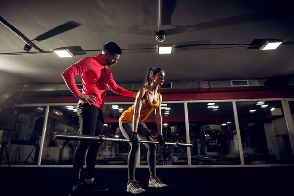 Atraente Ajuste Jovem Mulher Exercitando Com Barbell Ginásio Personal Trainer — Fotografia de Stock