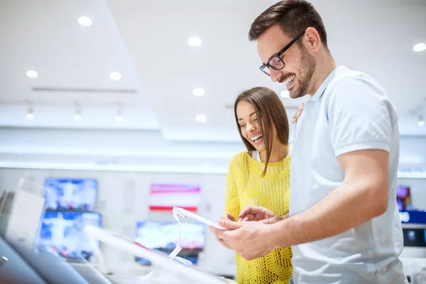 Joven Feliz Pareja Tienda Electrónica Elegir Nueva Tableta — Foto de Stock