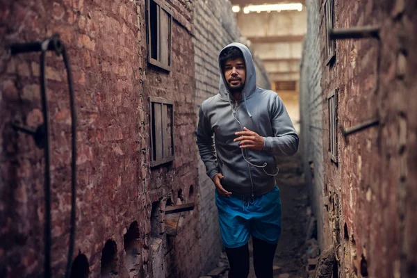 Retrato Hombre Afroamericano Motivado Corriendo Hangar Abandonado Con Auriculares — Foto de Stock