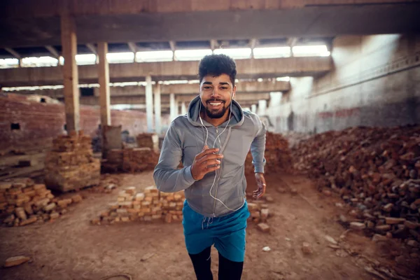 Portrait Homme Afro Américain Heureux Motivé Entraînant Dans Hangar Abandonné — Photo