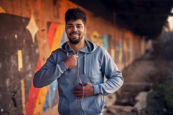 Portrait Homme Athlétique Afro Américain Heureux Avec Écouteurs Contre Lieu — Photo