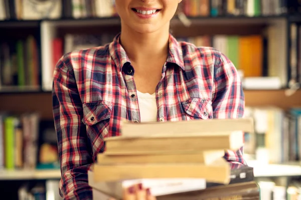 Retrato Recortado Atractiva Mujer Feliz Estudiante Sosteniendo Pila Libros Biblioteca — Foto de Stock