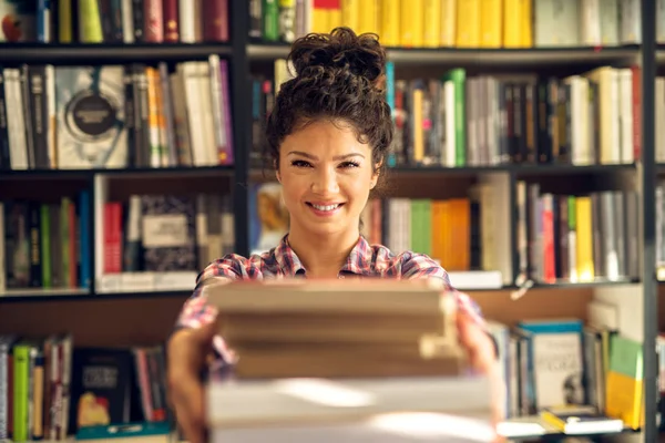 Retrato Atraente Estudante Feliz Segurando Pilha Livros Biblioteca — Fotografia de Stock