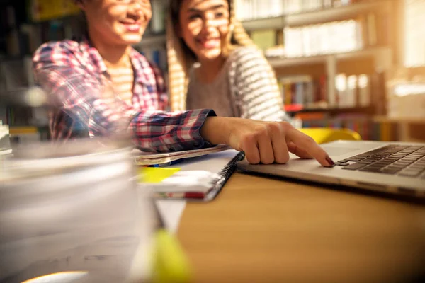 Dos Amigas Jóvenes Felices Que Estudian Biblioteca Preparan Para Examen — Foto de Stock