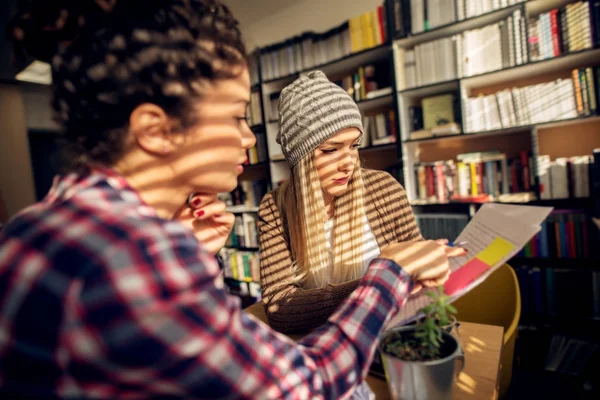 Dos Amigas Jóvenes Que Estudian Biblioteca Preparándose Para Examen — Foto de Stock