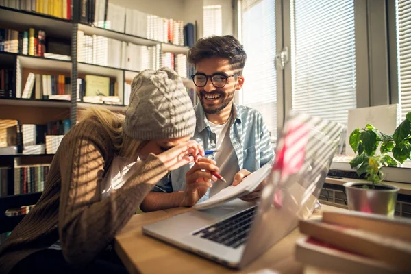 Young Happy Couple Studying Library Doing Homework Laughing — Stock Photo, Image
