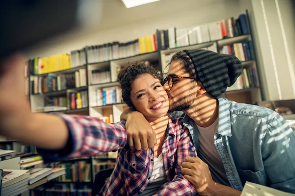 Pareja Jóvenes Estudiantes Felices Tomando Selfie Biblioteca — Foto de Stock