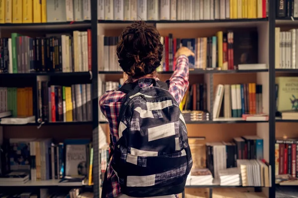 Baksidan Ung Kvinnlig Student Att Välja Bok Från Bokhyllan Biblioteket — Stockfoto