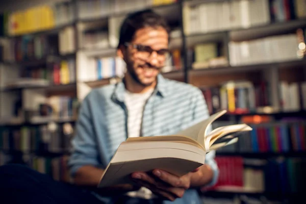 Portret Młodych Uśmiechający Się Student Czytania Książki Bibliotece — Zdjęcie stockowe