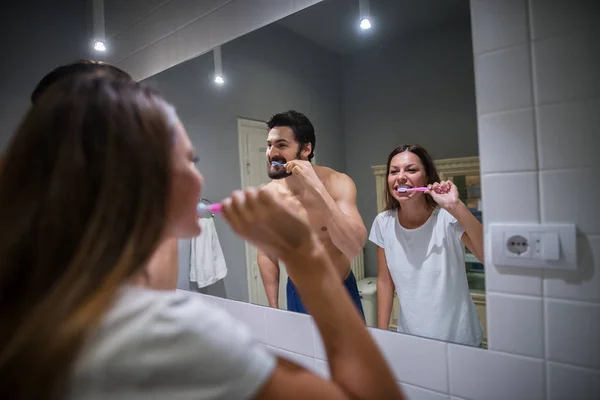 Mutlu Genç Çift Birlikte Diş Fırçalama Banyoda — Stok fotoğraf