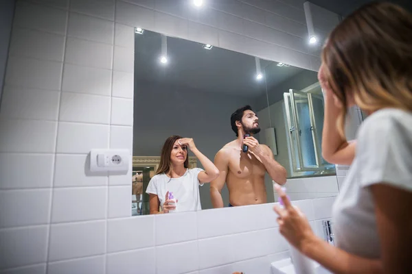 Gelukkig Jonge Liefde Paar Samen Badkamer Doet Ochtend Dagelijkse Verzorging — Stockfoto