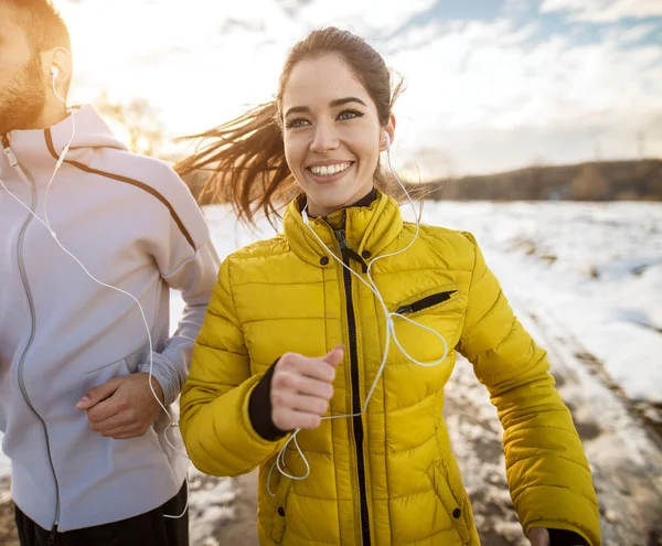 Feliz Sonriente Joven Pareja Deportista Trotando Ropa Deportiva Invierno Entrenamiento — Foto de Stock