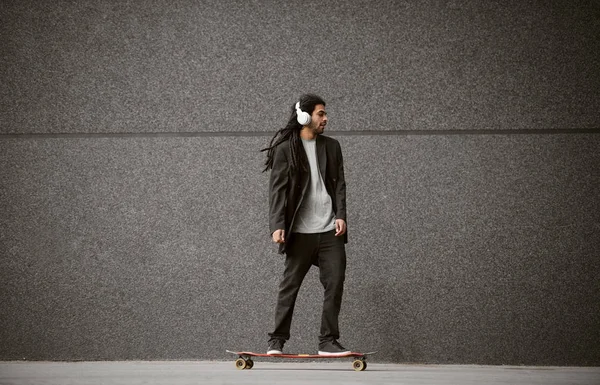 Junge Skater Mit Dreadlocks Hören Musik Über Kopfhörer Auf Der — Stockfoto