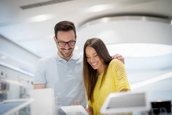 Joven Feliz Pareja Tienda Electrónica Elegir Nueva Tableta — Foto de Stock