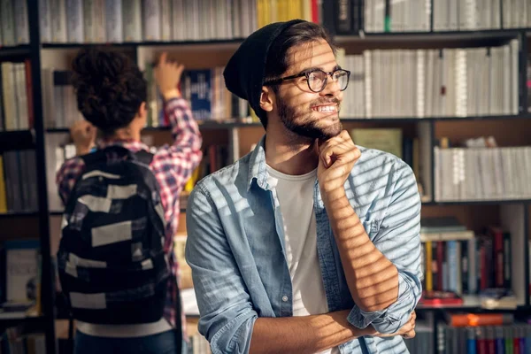Concept Éducation Bibliothèque Étudiants Joyeux Jeune Homme Debout Dans Bibliothèque — Photo