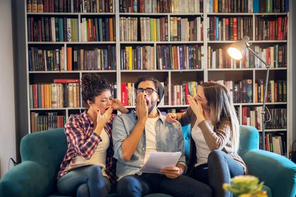 Drei Junge Schläfrige Studenten Gähnen Und Lernen Auf Dem Sofa — Stockfoto