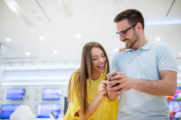 Jovem Casal Feliz Loja Eletrônicos Escolher Novo Smartphone — Fotografia de Stock