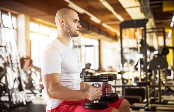 Homem Musculoso Forte Exercitando Com Halteres Ginásio — Fotografia de Stock