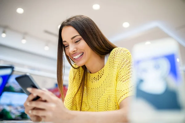 Jeune Femme Heureuse Dans Magasin Technologie Choisissant Nouveau Smartphone — Photo