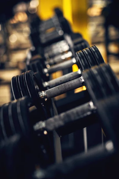 Rekke Med Mange Svarte Dumbjeller Gymsalen – stockfoto